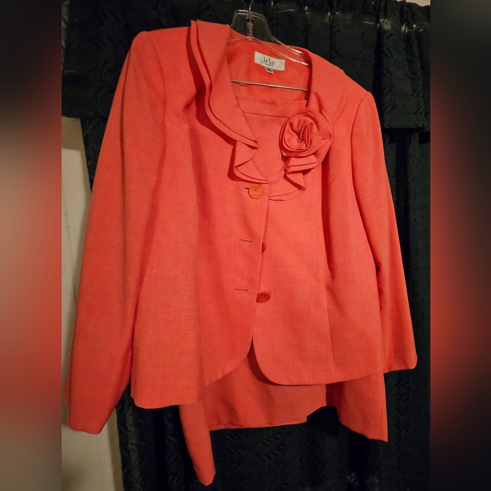 Ladies piece skirt suit size 16W